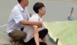 Chồng gào khóc bên người vợ mang thai bị xe tải tông tử vong