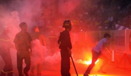 Bộ VHTT&DL yêu cầu xử lý nghiêm vụ bắn pháo sáng ở sân Hàng Đẫy