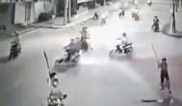 20 thanh niên cầm mã tấu bao vây, đập phá xe máy của lực lượng dân phòng