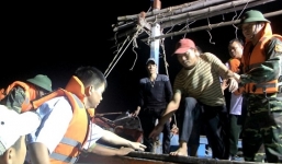 6 ngư dân ở Quảng Bình bị chìm tàu trên biển được cứu kịp thời