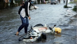 Triều cường dâng cao, nhiều tuyến phố ở TP HCM mênh mông nước