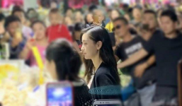 Hình ảnh không chỉnh sửa của Angela Baby khi xuất hiện ở chợ, nhan sắc xinh đẹp nổi bật