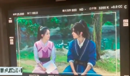 Triệu Lệ Dĩnh ngơ ngác khi bị cướp trắng trợn đồ ăn trên tay