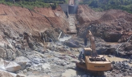 Xe tải chở đá đứt phanh lao thẳng xuống hố móng của thuỷ điện, 2 người tử vong