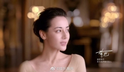 Nổi tiếng xinh đẹp, Địch Lệ Nhiệt Ba lộ loạt ảnh gây tranh cãi về nhan sắc