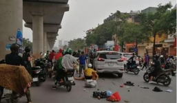 Xế hộp mất lái trên đường Hồ Tùng Mậu khiến nhiều người nhập viện