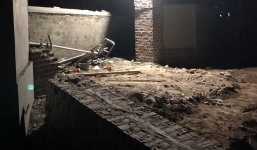 Cổng nhà đang xây bất ngờ đổ sập khiến 2 người tử vong