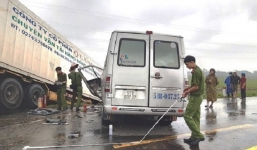 Lời kể của nhân chứng giây phút xe khách bị container tông biến dạng