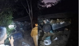 Xe tải chở lúa từ Lào về Việt Nam bị lật, ít nhất 1 người tử vong