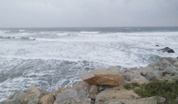 Sóng lớn đánh chìm khi đang bắt hải sản, 2 ngư dân Phú Yên mất tích