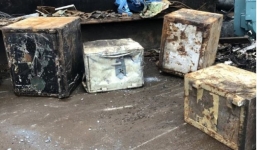 Nhặt két sắt cũ để tái chế, bất ngờ phát hiện hơn 600 triệu đồng bên trong