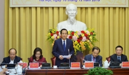 Bộ trưởng Đào Ngọc Dung nói gì việc 'lương của chồng chuyển vào tài khoản vợ'?