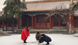 Mặc tin đồn ly hôn Huỳnh Hiểu Minh, Angelababy công khai chơi đùa bên 'trai lạ'