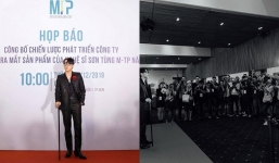 Đi giày độn đến buổi họp báo, Sơn Tùng bất ngờ bị fan 'cà khịa' chiều cao 