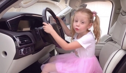 Kiếm 400 tỷ/năm, cô bé 5 tuổi lọt top triệu phú nhỏ tuổi trên thế giới