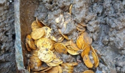 Người đàn ông bất ngờ tìm thấy hũ vàng gần 3 tỷ đồng khi đi tìm nhẫn cưới cho bạn