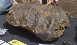 Một cậu bé may mắn nhất khi vô tình nhặt 'cục đá' có giá trị 112 tỷ đồng