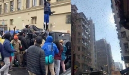 Bất ngờ xuất hiện 'cơn mưa' tiền rơi xuống, người dân tranh nhau ra nhặt