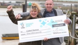 Người phụ nữ bất ngờ trúng xổ số hơn 30 tỷ đồng nhờ món quà từ người mẹ quá cố