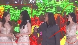 Biểu hiện lạ của Triệu Lệ Dĩnh khi Dương Mịch được đàn em nhường vị trí trung tâm