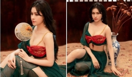 Á hậu Thư Dung ăn mặc hở hang, khoe thân sau tin đồn nợ tiền tỷ