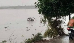 Nam Định: Một ô tô 7 chỗ bất bị trôi xuống sông khi đợi phà, 1 người tử vong