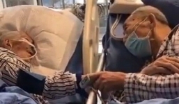 Vợ chồng già hơn 80 tuổi nhiễm virus corona nắm chặt tay nhau trong phòng bệnh