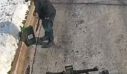 Nhặt được vật lạ cũ trên đường tưởng rác, người đàn ông không ngờ lại là báu vật khủng