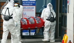 4 bệnh nhân tử vong khi chờ giường bệnh, Hàn Quốc 'đổi hướng' chống dịch virus corona