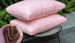 Bất ngờ phát hiện một chiếc gối bí ẩn gửi đến trước cửa, cô gái tá hỏa khi nhìn bên trong