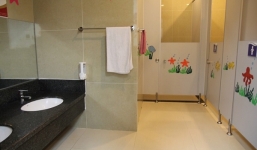 Một nữ sinh bất ngờ phát hiện bí mật kinh hoàng trong nhà vệ sinh của trường