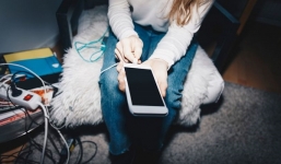 Thấy con gái nằm bất động trong nhà tắm, mẹ hốt hoảng khi phát hiện nguyên nhân