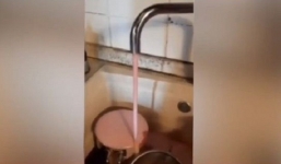 Thấy nước trong nhà màu đỏ, người dân đổ xô đi hứng vì phát hiện ra thức uống thượng hạng