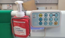 Khan hiếm nước rửa tay, người dân vào viện ăn trộm của bệnh nhân