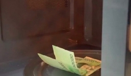 Phòng Covid-19, người đàn ông mang tiền khử trùng bằng lò vi sóng và cái kết đắng