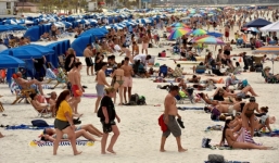 Giới trẻ nhiều nước vẫn tụ tập, phớt lờ cảnh báo dịch Covid-19