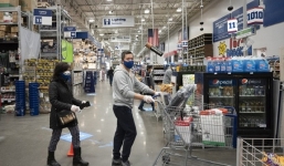 Chủ quan đi ra siêu thị không đeo khẩu trang, một người đàn ông bị nhiễm Covid-19