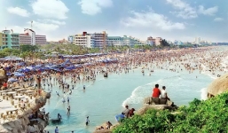 Thanh Hóa bỏ quyết định cấm du khách tắm biển dịp lễ