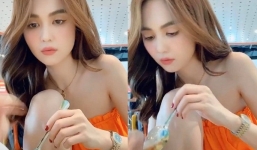 Diện hàng hiệu sang chảnh, Ngọc Trinh vẫn không bỏ được thói quen ngồi vắt chân lên ghế