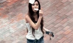 Loạt ảnh hồn nhiên ăn kem giữa phố của Angela Baby trong quá khứ bị 'đào mộ'