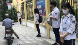 Công an Hà Nội truy tìm người đàn ông chuyên dụ dỗ các nam sinh trước cổng trường