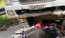 Xe máy đối đầu với xe tải khiến 2 người tử vong tại chỗ
