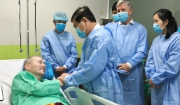 Chủ tịch TP.HCM thăm phi công Anh nhiễm Covid-19