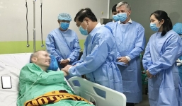 Tin vui về tình trạng của nam phi công người Anh mắc Covid-19 