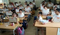 Bộ GD-ĐT lên tiếng trước bức ảnh 'cả lớp nhận giấy khen mình em lạc lõng'