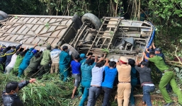 Cận cảnh hiện trường vụ tai nạn xe khách kinh hoàng ở Kon Tum