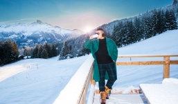 Vừa khoe chuyến du lịch tiền tỷ, 'ông bầu Ngọc Trinh' bị nhắc nhở đi làm từ thiện