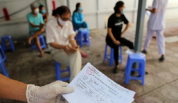 Hà Nội tiến hành test nhanh Covid-19 cho những người từ Đà Nẵng trở về