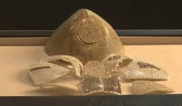 Chủ nhân sở hữu chiếc khẩu trang làm bằng vàng và kim cương giá gần 35 tỷ đồng là ai?