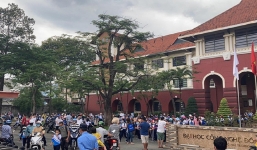 Một trường học vẫn bắt học sinh đến trường bất chấp lệnh cấm vì Covid-19